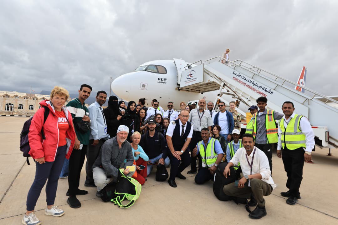 اكتمال إجلاء السياح العالقين في سقطرى واستئناف الرحلات الدولية والداخلية "صور"