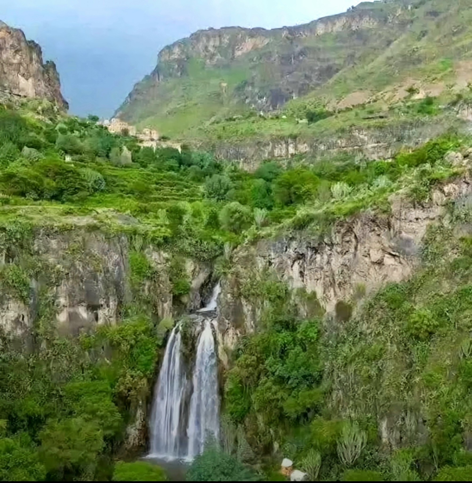 شلال وادي بنا.. جوهرة الطبيعة المتدفقة في قلب اليمن