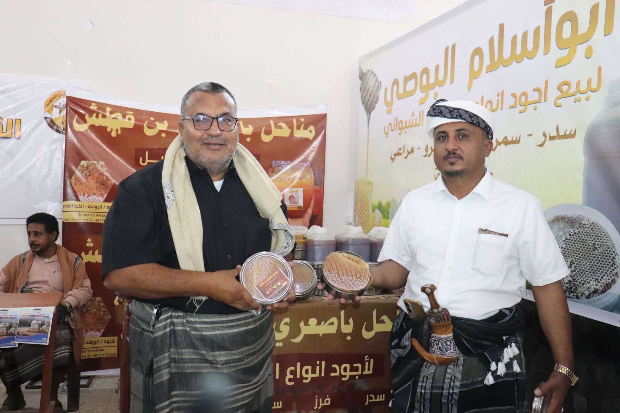 "ذهب شبوة السائل".. عسل يمني فاخر يخطف الأضواء في أول مهرجان بالمحافظة