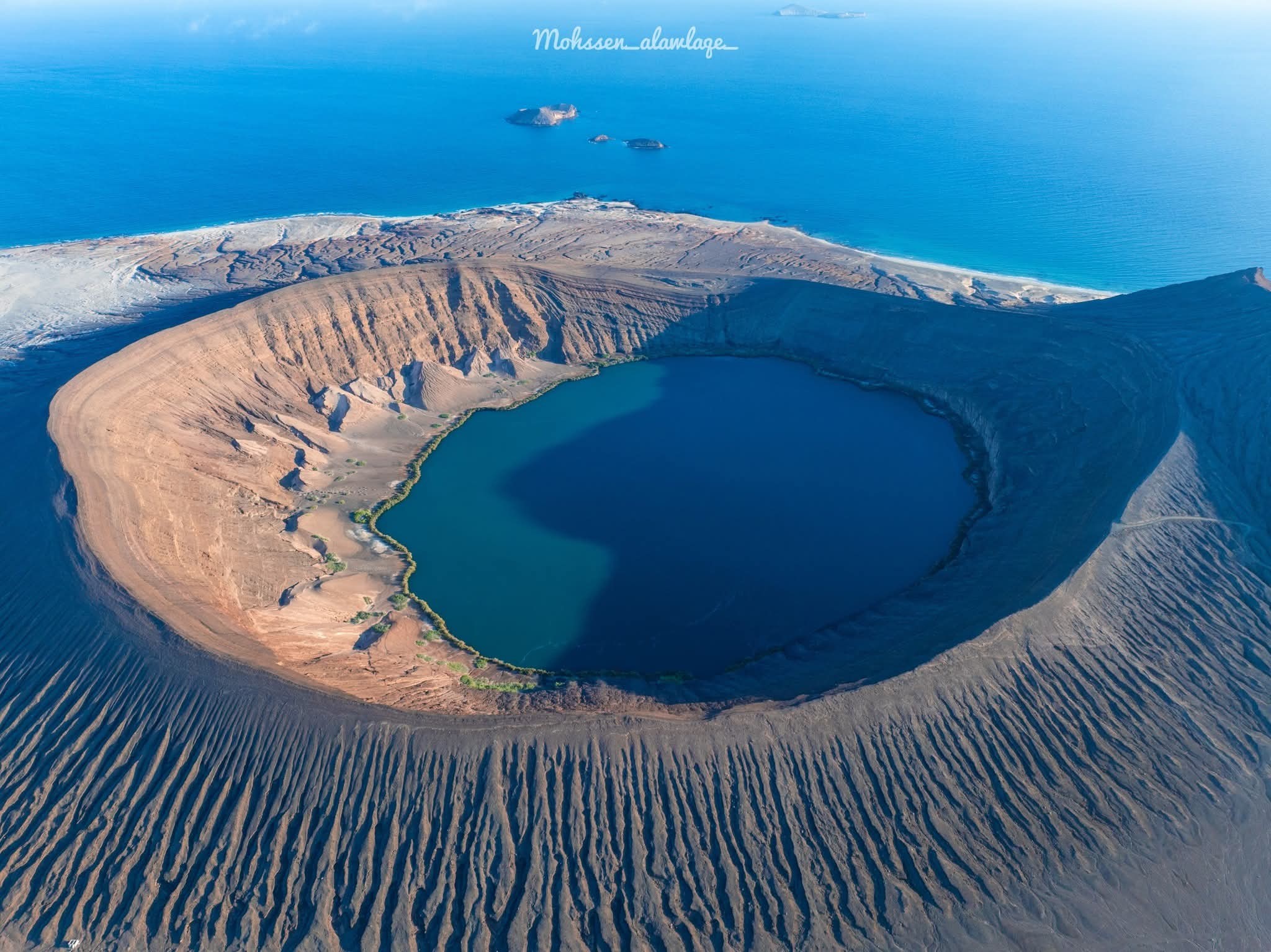 بحيرة شوران في شبوة… كنز طبيعي معلّق بين فوهة بركان وساحل البحر العربي